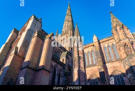 La torre centrale della cattedrale di Lichfield che guarda a ovest con un bel cielo blu Foto Stock