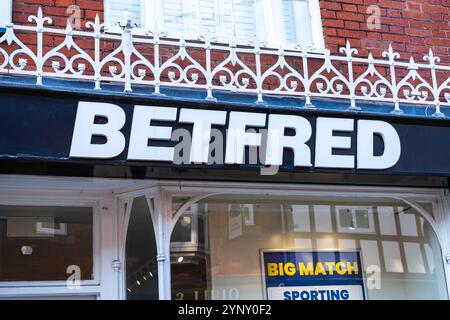 Lichfield, Regno Unito – 26 novembre 2024: Cartellone anteriore di un negozio Betfred, una società di gioco con sede nel Regno Unito Foto Stock