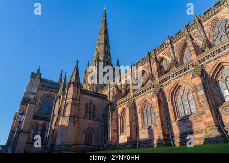 La torre centrale della cattedrale di Lichfield che guarda a ovest con il transetto sud e la corte di dean Foto Stock