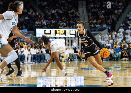 La guardia dei South Carolina Gamecocks Tessa Johnson (5) passa davanti alla guardia degli UCLA Bruins Londynn Jones (3) durante una partita di basket femminile NCAA, sabato, nove Foto Stock