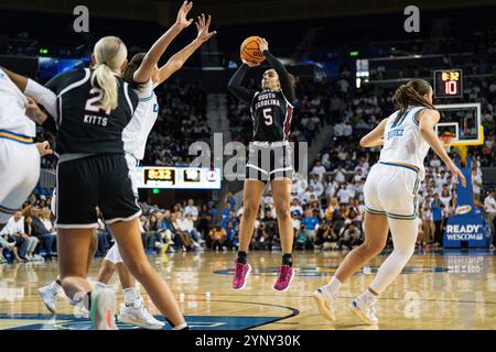 La guardia dei South Carolina Gamecocks Tessa Johnson (5) spara al centro UCLA Bruins Lauren Betts (51) durante una partita di basket femminile NCAA, sabato, novembre Foto Stock