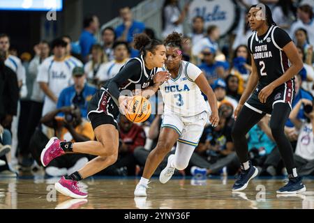 UCLA Bruins Guard Londynn Jones (3) difende contro South Carolina Gamecocks Guard Tessa Johnson (5) durante una partita di basket femminile NCAA, sabato, Foto Stock