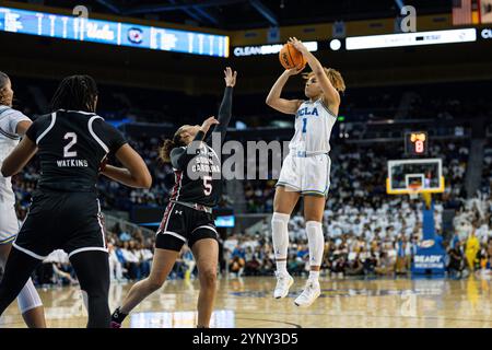 La guardia dei Bruins degli UCLA Kiki Rice (1) spara sopra la guardia dei South Carolina Gamecocks Tessa Johnson (5) durante una partita di basket femminile della NCAA, sabato, novembre Foto Stock