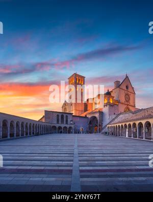 Assisi, San Francesco o Basilica di San Francesco al tramonto. Provincia di Perugia, regione Umbria, Italia, Europa. Foto Stock