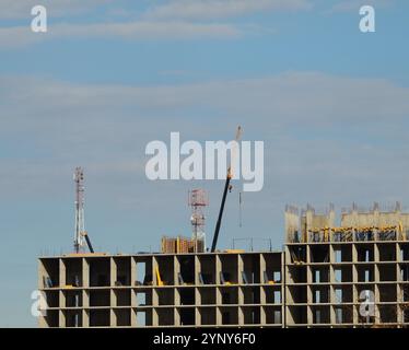 parte superiore di un edificio moderno in costruzione con l'aiuto della tecnologia, progetto di costruzione a più piani in corso Foto Stock