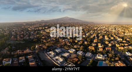 Veduta aerea - Etna Vulcano e Catania città, Sicilia isola, Italia (Sicilia, Italia) crateri innevati, Etna in attività e crateri sommitali Foto Stock