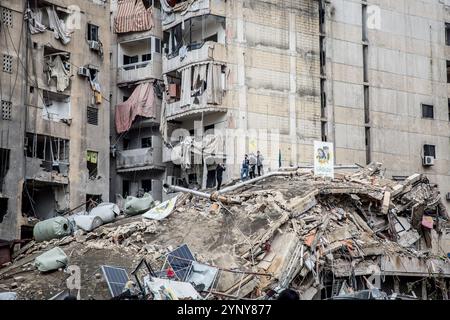 Beirut, Libano. 27 novembre 2024. Un sostenitore di Hezbollah sventolò la sua bandiera a Dahiyeh, Greater Beirut, dopo l'inizio del cessate il fuoco. Un cessate il fuoco mediato dagli Stati Uniti tra Israele e Hezbollah è entrato in vigore alle 4 del mattino ora locale il 27 novembre 2024. (Foto di Sally Hayden/SOPA Images/Sipa USA) credito: SIPA USA/Alamy Live News Foto Stock