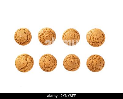 Set di biscotti amaretti isolati su sfondo bianco - tradizionale pasticceria italiana sarda. Deliziosi biscotti all'amaretti con chicchi di mandorle o albicocche tagliati sullo sfondo con percorso di ritaglio Foto Stock
