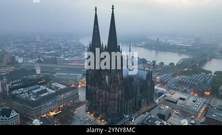 Colpo aereo con drone, Colonia, Germania, con il tempo nebbioso, volo sopra la città vecchia, cattedrale di Colonia Foto Stock