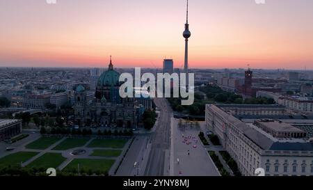 Vista del tramonto su Berlino con l'iconica torre della televisione e lo skyline della città con nuvole colorate nel cielo serale Foto Stock