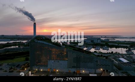 Vista aerea di luoghi famosi di spreco di calore e di energia elettrica per l'impianto energetico e il parco sportivo di Copenaghen al tramonto, Danimarca. Foto Stock