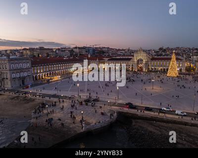 Città illuminata di notte di Lisbona durante le vacanze di Natale. Colpo aereo Foto Stock