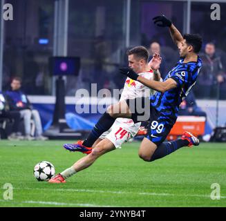 Milano, Italia. 26 novembre 2024. Benjamin Sesko dell'RB Lipsia - Mehdi Taremi dell'internazionale Milano durante la partita di Champions League tra FC International Milan e LB Lipsia allo stadio San Siro di Milano. (Credit Image: © Fabio Sasso/ZUMA Press Wire) SOLO PER USO EDITORIALE! Non per USO commerciale! Foto Stock