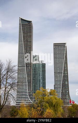 Edifici alti su Lakeshore Boulevard West a Etobicoke, Toronto, Ontario, Canada Foto Stock