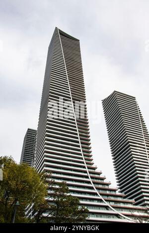 Edifici alti su Lakeshore Boulevard West a Etobicoke, Toronto, Ontario, Canada Foto Stock