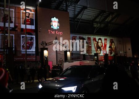 Una visione generale del Kop prima della UEFA Champions League, fase League MD5 Liverpool vs Real Madrid ad Anfield, Liverpool, Regno Unito, 27 novembre 2024 (foto di Mark Cosgrove/News Images) Foto Stock