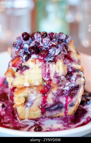 Pudding di pane al mirtillo fatto in casa al Water View Grill di Portsmouth, New Hampshire, New England, Stati Uniti Foto Stock