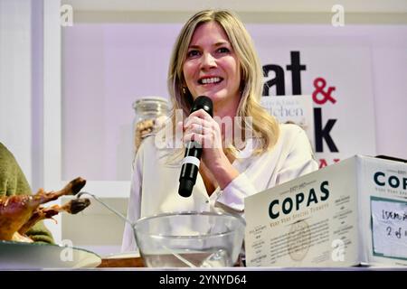 Londra, Regno Unito. John Torode e Lisa Faulkner hanno visitato Ideal Home Show Christmas at Olympia per firmare copie del loro libro "John & Lisa's Kitchen". Foto Stock