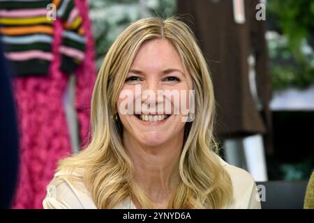 Londra, Regno Unito. John Torode e Lisa Faulkner hanno visitato Ideal Home Show Christmas at Olympia per firmare copie del loro libro "John & Lisa's Kitchen". Foto Stock