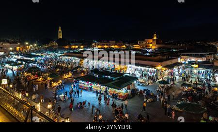 Vista notturna di Piazza Jemaa el Fnaa a Marrakech, Marocco Foto Stock