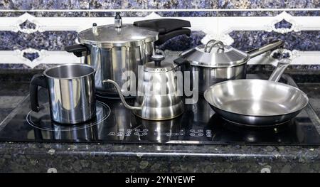 Varie pentole, padelle e utensili da cucina in acciaio inossidabile Foto Stock