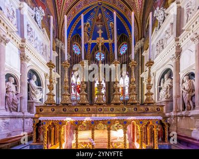 Roma, Italia, luglio 2017, magnifico altare maggiore con tomba e cappella Medicea nella storica basilica di Roma. Foto Stock