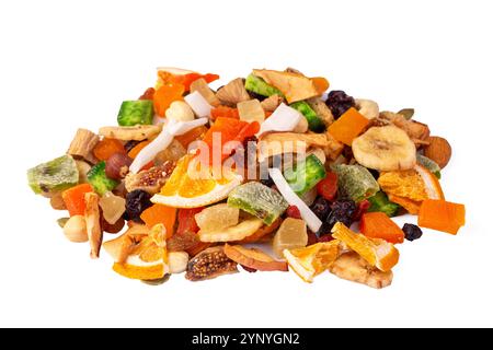 Miscela di noci e frutta secca isolata su fondo bianco. Foto Stock