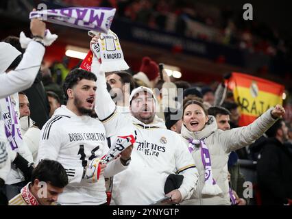 Liverpool, Regno Unito. 27 novembre 2024. I tifosi del Real Madrid mostrano il loro sostegno durante la partita di UEFA Champions League ad Anfield, Liverpool. Il credito per immagini dovrebbe essere: Jessica Hornby/Sportimage Credit: Sportimage Ltd/Alamy Live News Foto Stock