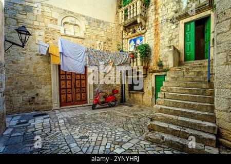 Vista panoramica della strada della città vecchia di Traù. Foto scattata il 23 ottobre 2024 a Trogir, Spalato Dalmazia County, Croazia. Foto Stock