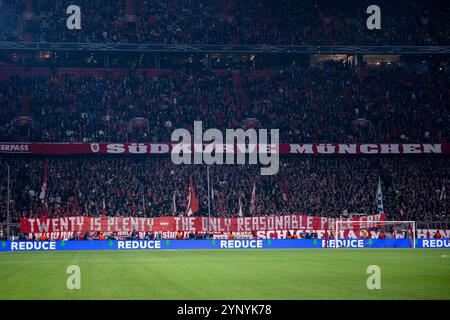 Tifosi / Ultras der Suedkurve mit Banner Twenty è in abbondanza, l'unico prezzo ragionevole è il gegen di protesta hohe Eintrittspreise, GER, FC Bayern Muenchen (FCB) vs Paris Saint Germain (PSG), Fussball, UEFA Champions League, 5. Spieltag, Spielzeit 2024/2025, 26.11.2024 foto: Eibner-Pressefoto/Michael Memmler Foto Stock