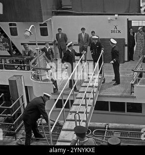 Gli ufficiali della nave e il capitano si consultano prima dello sbarco dei passeggeri dal traghetto 1950 Foto Stock