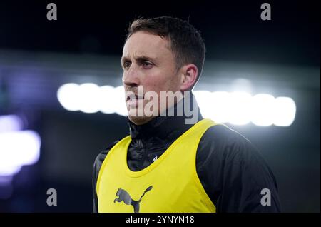 Craig Forsyth del Derby County si scalda prima della partita del campionato Sky Bet al Pride Park Stadium di Derby. Data foto: Mercoledì 27 novembre 2024. Foto Stock