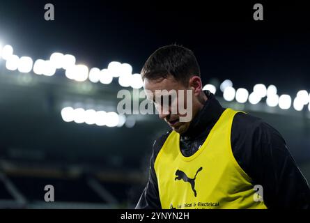 Craig Forsyth del Derby County si scalda prima della partita del campionato Sky Bet al Pride Park Stadium di Derby. Data foto: Mercoledì 27 novembre 2024. Foto Stock