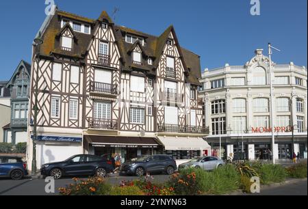 Edifici storici con facciata a graticcio e negozi sotto un cielo blu, Trouville-sur-Mer, Trouville, CRur Cote Fleurie, Honfleur-Deauville, Lisie Foto Stock