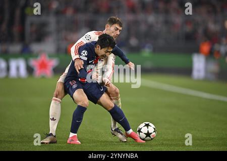 Tackle, azione, fallo, Leon Goretzka FC Bayern Muenchen FCB (08) contro Kang-in Lee FC Paris Saint-Germain PSG (19) Champions League, Allianz Arena, Monaco di Baviera Foto Stock