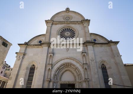 La facciata della Cattedrale di San Giacomo con dettagli architettonici scolpiti e rosone, Sibenico, Croazia, Europa Foto Stock