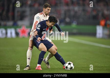 Tackle, azione, fallo, Leon Goretzka FC Bayern Muenchen FCB (08) contro Kang-in Lee FC Paris Saint-Germain PSG (19) Champions League, Allianz Arena, Monaco di Baviera Foto Stock