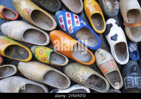 Tradizionali scarpe olandesi in legno appese su una parete come decorazione Foto Stock