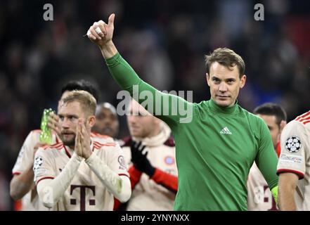 Tifo finale, Thomas Mueller FC Bayern Muenchen FCB (25) portiere Manuel Neuer FC Bayern Muenchen FCB (01) Gesture Gesture Gesture Thumbs Up, Konrad Laimer F Foto Stock