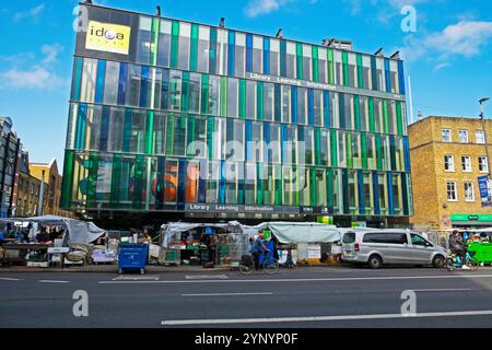 Ideas Store, biblioteca e bancarelle del mercato su Whitechapel Road, nell'est di Londra, E1 Borough of Tower Hamlets, Inghilterra, Regno Unito, 2024 KATHY DEWITT Foto Stock