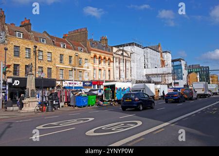 Il mercato delle automobili banchina appartamenti edifici terrazzati sulla trafficata Whitechapel Road nell'est di Londra E1 Inghilterra Regno Unito Gran Bretagna 2024 KATHY DEWITT Foto Stock