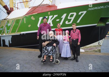 URK, PAESI BASSI, 19 MAGGIO 2018: Persone in costumi tradizionali negli Urkerdays. Urk è uno dei villaggi di pescatori più famosi del paese con il Foto Stock