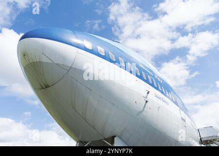 LELYSTAD, PAESI BASSI, 15 MAGGIO 2016: Vista ad angolo basso di un jumbo jet blu KLM 747 presso il museo aerospaziale aviodrome dell'aeroporto di lelystad Foto Stock