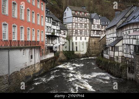 Città Monschau nella regione Parco nazionale Eifel con il fiume Rur e la città vecchia Foto Stock