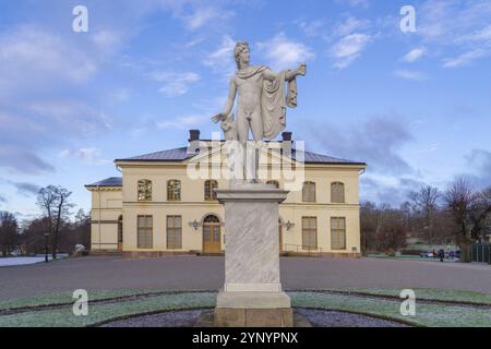 Statua di fronte al teatro del palazzo Drottningholm appena fuori Stoccolma Foto Stock