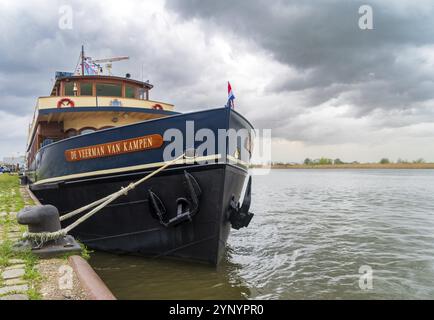 KAMPEN, PAESI BASSI, 30 MARZO 2024: Barche a vela sul fiume IJssel durante Sail Kampen, un grande evento durante il fine settimana di Pasqua Foto Stock
