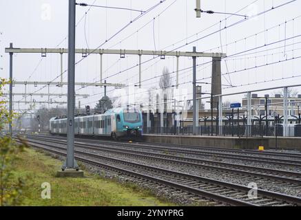 OLDENZAAL, PAESI BASSI, 13 DICEMBRE 2020: Treno Eutobahn in arrivo alla stazione di Oldenzaal. Eurobahn è un marchio di Keolis Deutschland GmbH Co KG AN Foto Stock