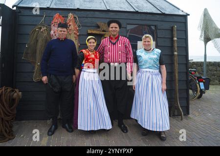 URK, PAESI BASSI, 19 MAGGIO 2018: Persone sconosciute in costumi tradizionali durante gli Urkerdays. Urk è uno dei villaggi di pescatori più famosi del paese Foto Stock