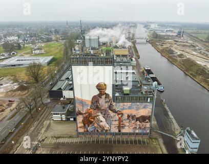 LOCHEM, PAESI BASSI, 20 GENNAIO 2024: Opere d'arte su un grande edificio come parte dell'Achterhoek Silo Art Tour, dove fienili, silos e altri agricultura Foto Stock