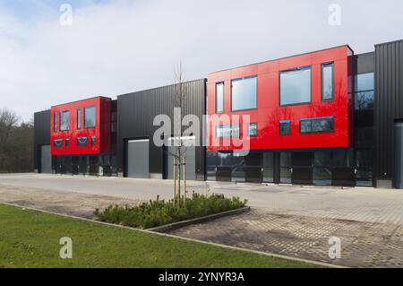 Magazzino industriale rosso di recente costruzione con uffici Foto Stock